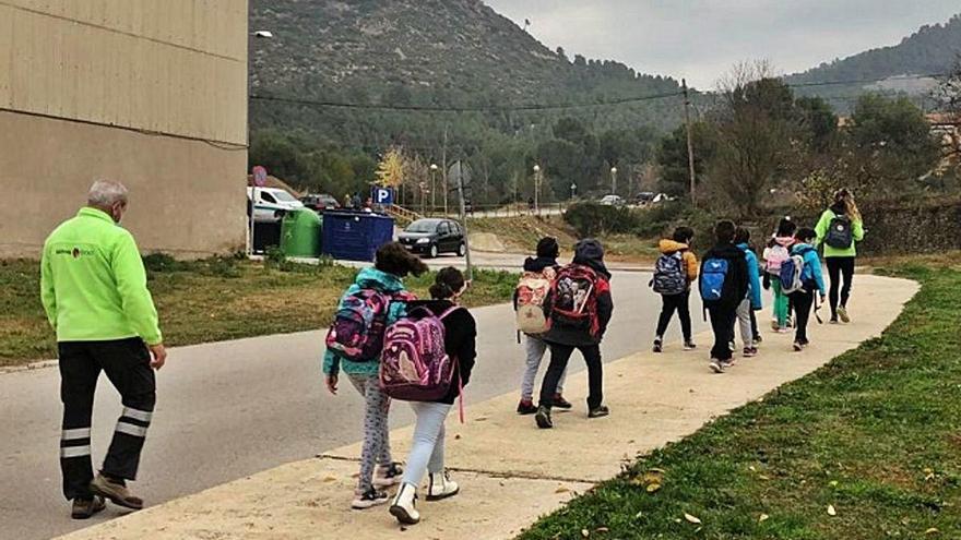 Grup d&#039;alumnes anant cap a l&#039;escola Puigsoler amb el «Bus a peu»