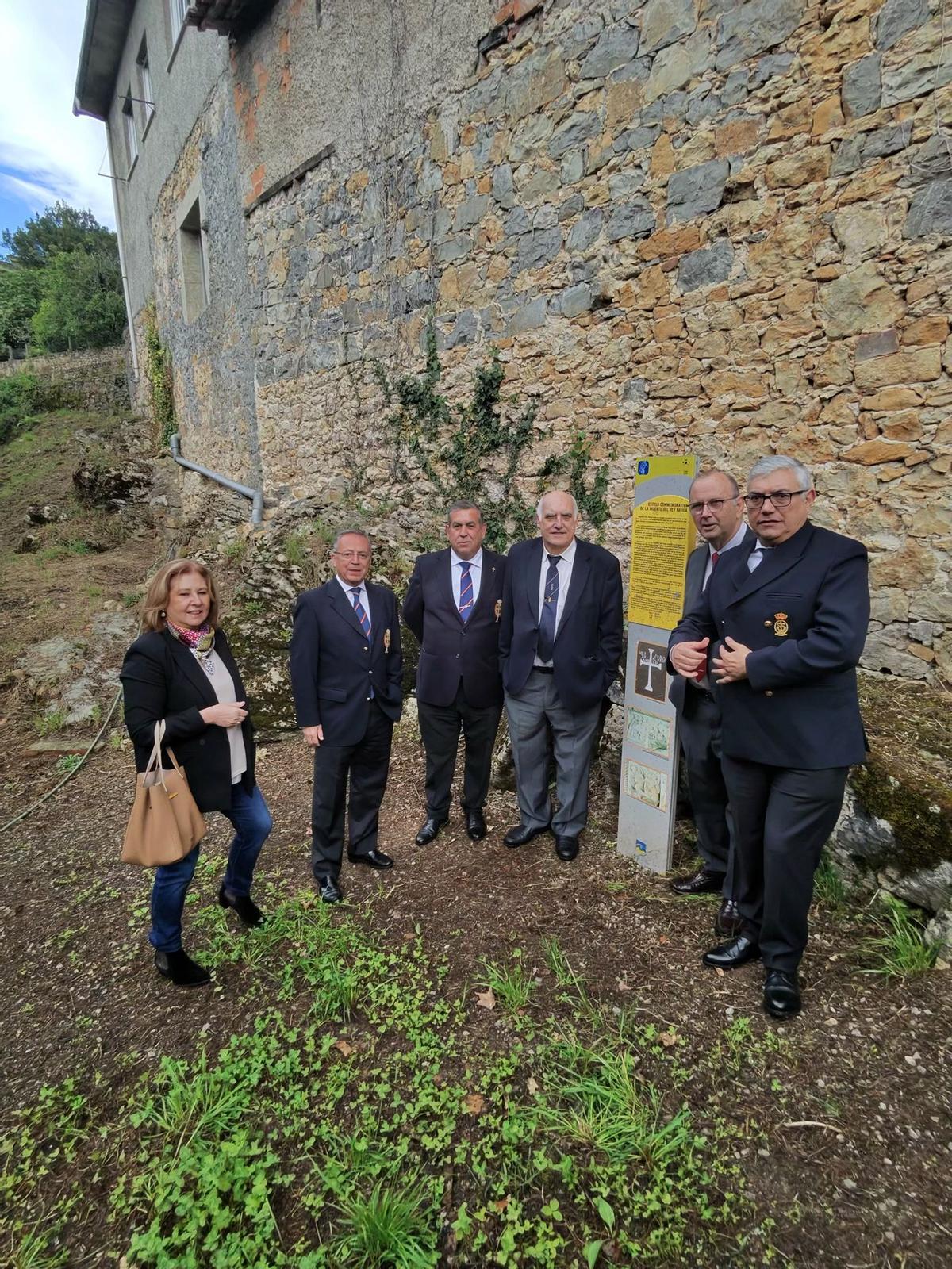 Participantes de la Hermandad de Santo Toribio de Liébana en Llueves (Cangas de Onís).