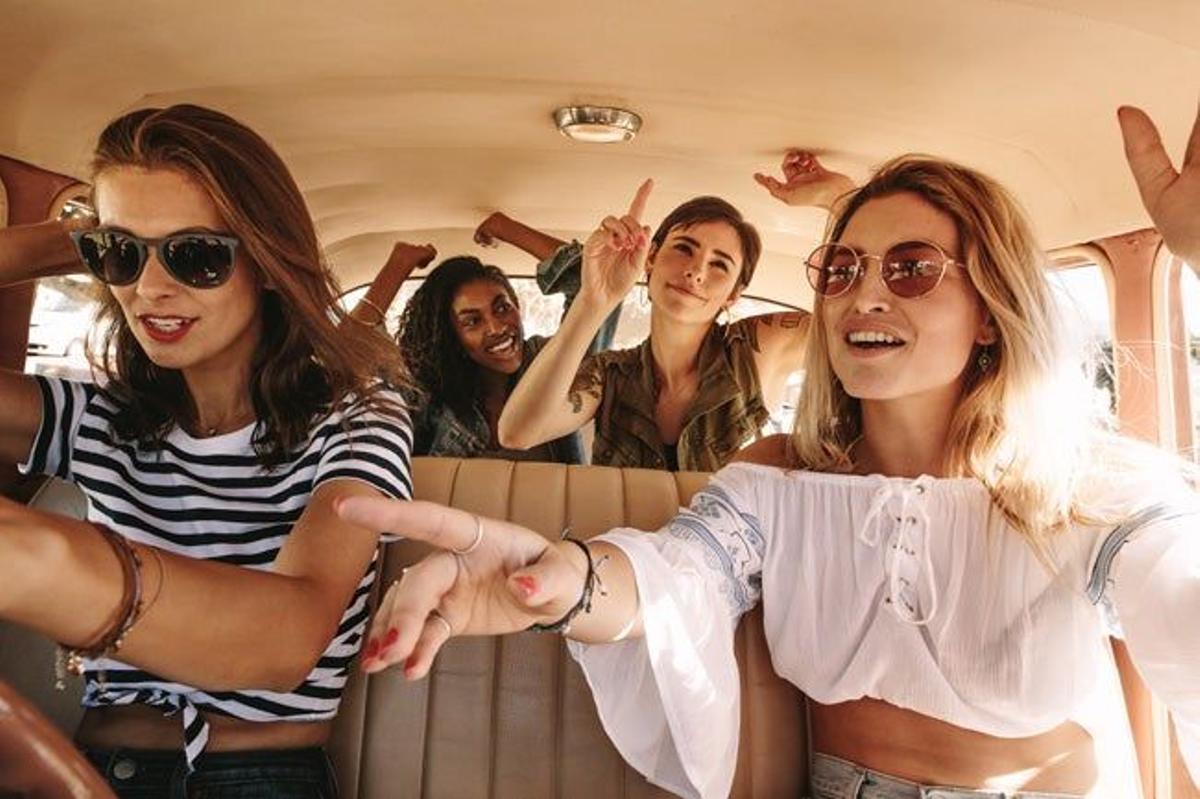 Chicas cantando y bailando en coche