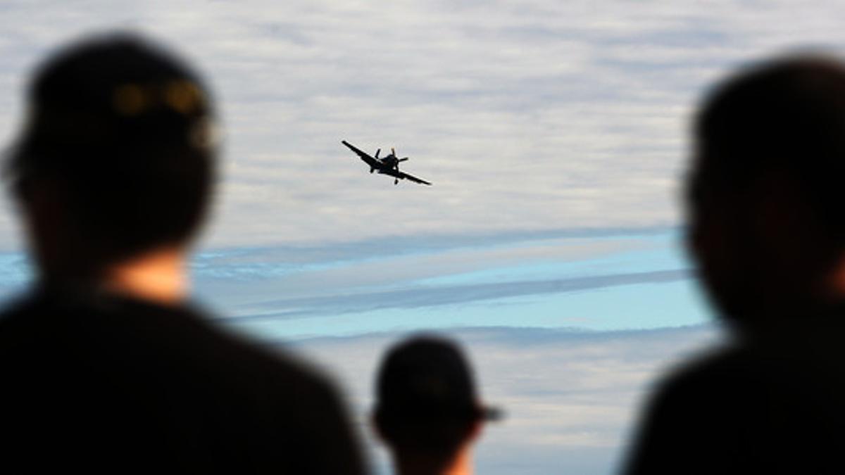 Vista de uno de los aviones participantes desde la playa de la Mar Bella.