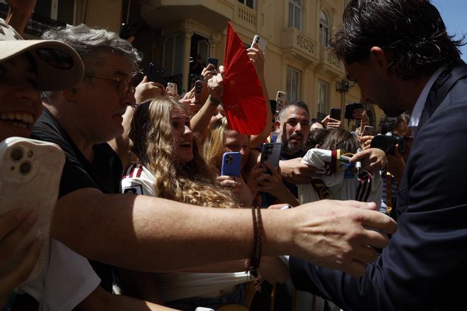 Colas en les Corts para el nombramiento de Ferran Torres en imagen y embajador de la Comunitat Valenciana