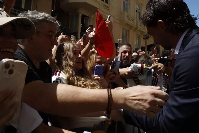 Colas en les Corts para el nombramiento de Ferran Torres en imagen y embajador de la Comunitat Valenciana
