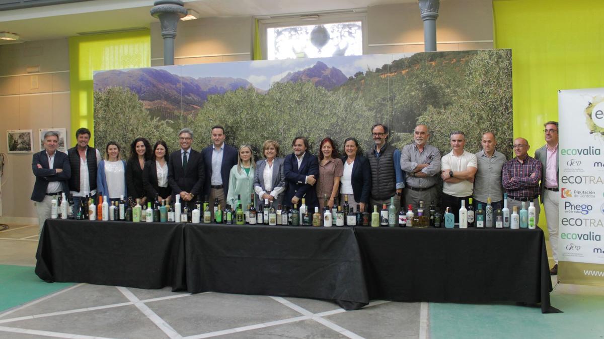 Autoridades y catadores de Ecotrama en una fotografía de familia en la sede de la DOP Priego de Córdoba
