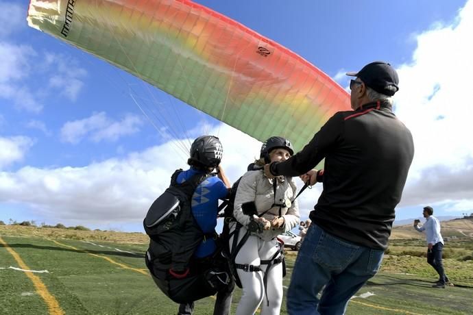 10-05-19 LAS PALMAS DE GRAN CANARIA. ZONA DE SALTOS PARAPENTE DE LOS GILES. LAS PALMAS DE GRAN CANARIA. Nardy Barrios en parapente.  Nardy Barrios se tira en parapente desde Los Giles junto a una persona que ganó un concurso. Fotos: Juan Castro  | 10/05/2019 | Fotógrafo: Juan Carlos Castro