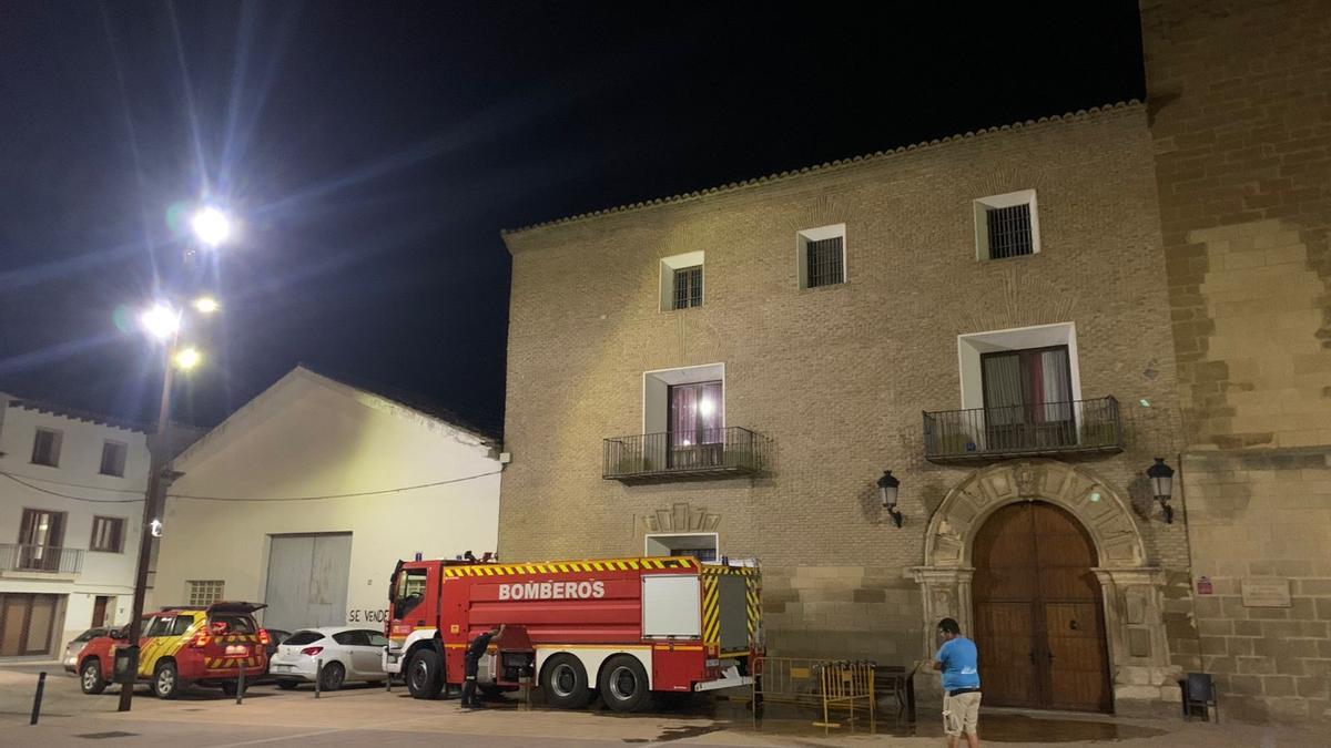 Los bomberos de la DPH llevan agua de boca hasta la localidad de Albalate de Cinca.