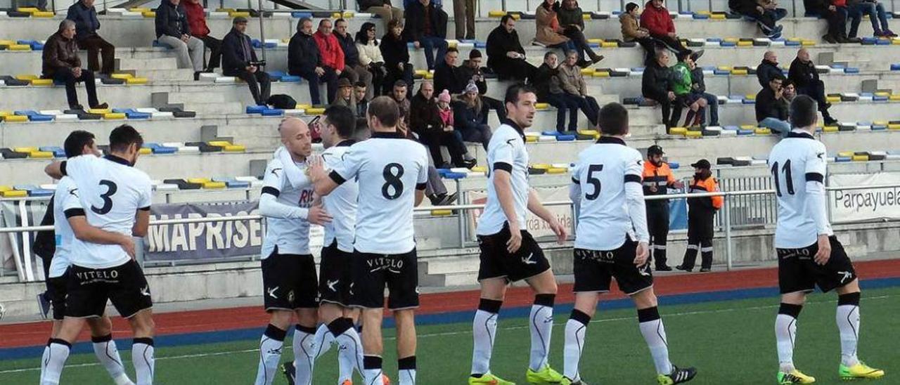 Los jugadores del Caudal se abrazan tras marcar un tanto anteayer.