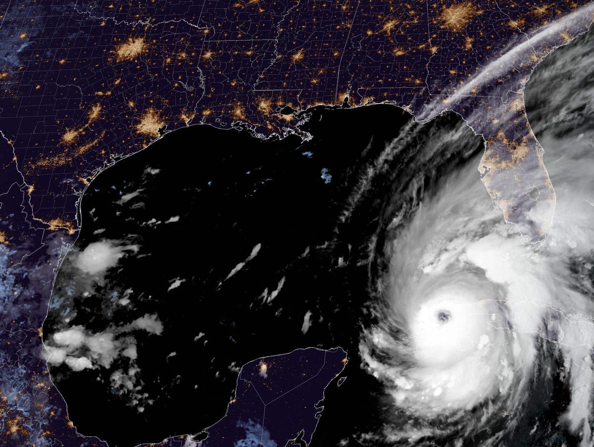 Imagen de satélite del huracán tropical ’Ian’ sobre Cuba, facilitada por la Administración Oceánica y Atmosférica Nacional.