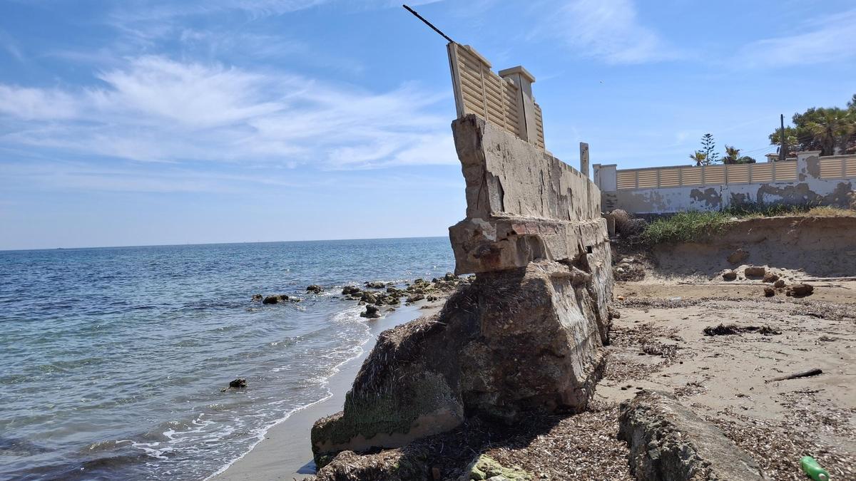 Muro muy inestable y peligrosamente inclinado
