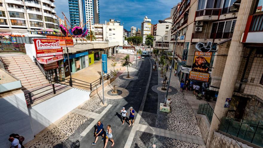 Benidorm abre al paso de peatones la plaza Triangular tras la reforma