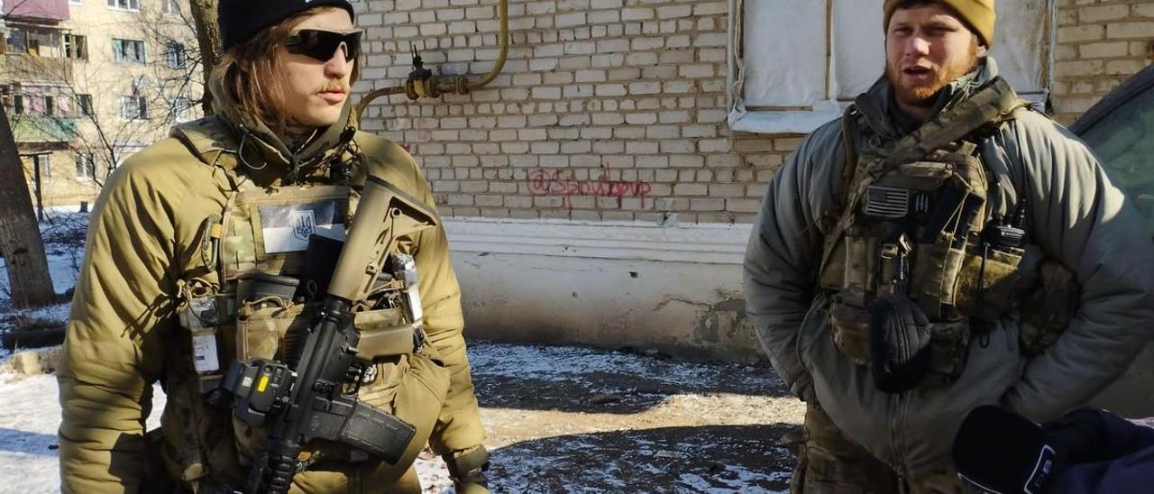 El comandante ucraniano Serhii Filimonov (derecha) y un ayudante, en Siversk, en el frente de Lugansk.