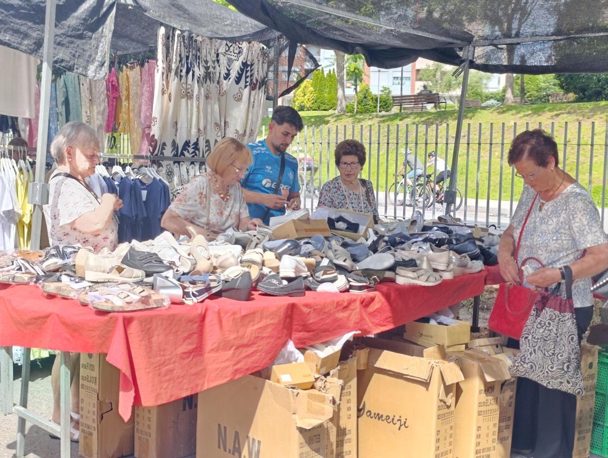 Vestidos y sandalias reinan en el mercado de la Pola