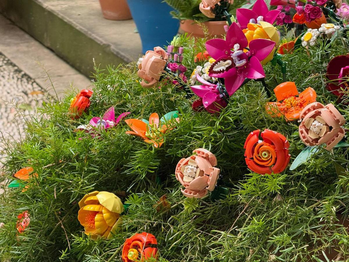 Detalle de las flores construidas con piezas de Lego.