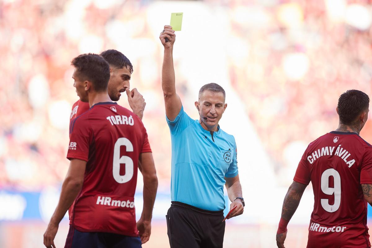 Iglesias Villanueva shows yellow card to Lucas Torro of CA Osasuna during the LaLiga EA Sports match between CA Osasuna and Sevilla FC at El Sadar on September 23, 2023, in Pamplona, Spain. Ricardo Larreina / Afp7 23/09/2023 ONLY FOR USE IN SPAIN. Ricardo Larreina / Afp7 / Europa Press;2023;SOCCER;SPAIN;SPORT;ZSOCCER;ZSPORT;CA Osasuna v Sevilla FC - LaLiga EA Sports;