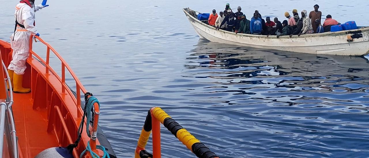 Salvamento Marítimo escolta un cayuco a costas canarias este miércoles.