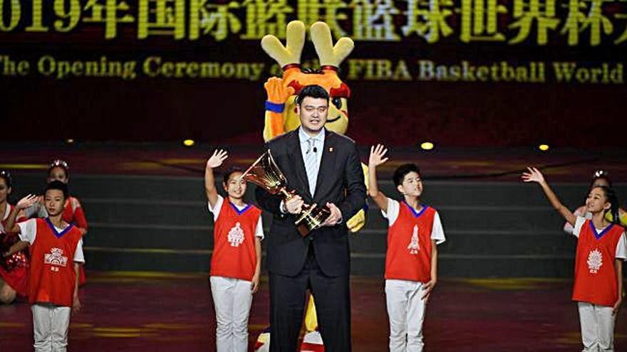 El mític exjugador xinès Yao Ming, amb el trofeu durant la cerimònia inaugural que es va fer ahir a Pequín