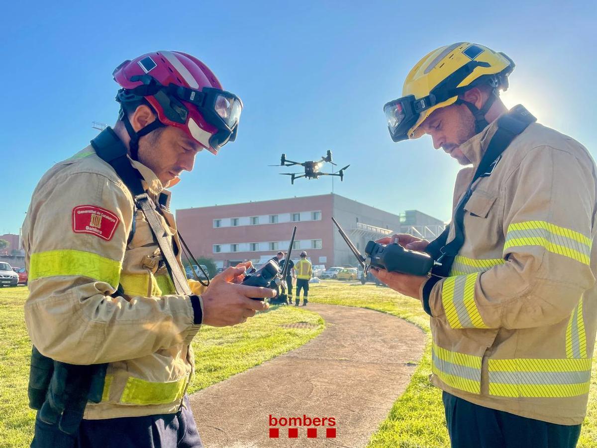 Sessió de formació de nous pilots drons a Bombers