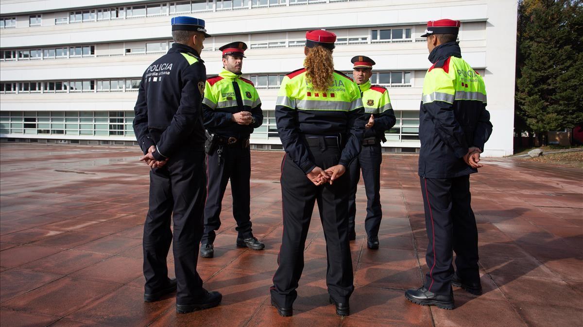 22 11 2019 - Nuevos Mossos de Esquadra han empezado hace una semana las classes en el Instutut de Seguretat Publica en Mollet del Valles - 3 alumnos de espalda conversando con los instructores -  Foto Anna Mas