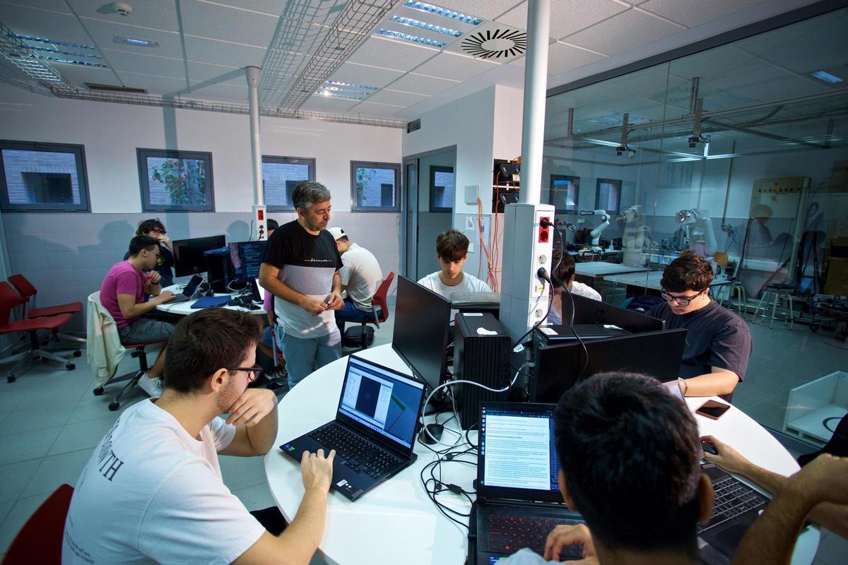 Una clase de Robótica en la UA donde se enseña inteligencia artificial a los alumnos