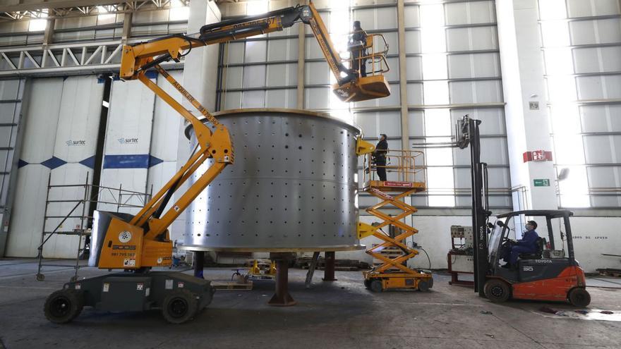 Trabajadores de Citic Censa, en plena faena.