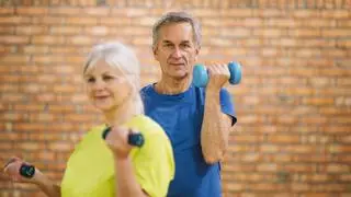 Ni caminar ni correr: el ejercicio que los mayores de 60 años deben hacer en casa según los expertos