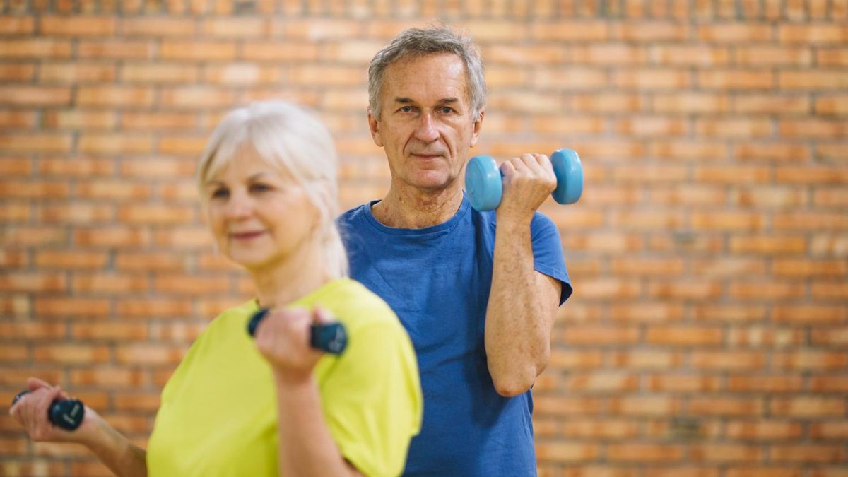 Ni caminar ni correr: el ejercicio que los mayores de 60 años deben hacer en casa según los expertos