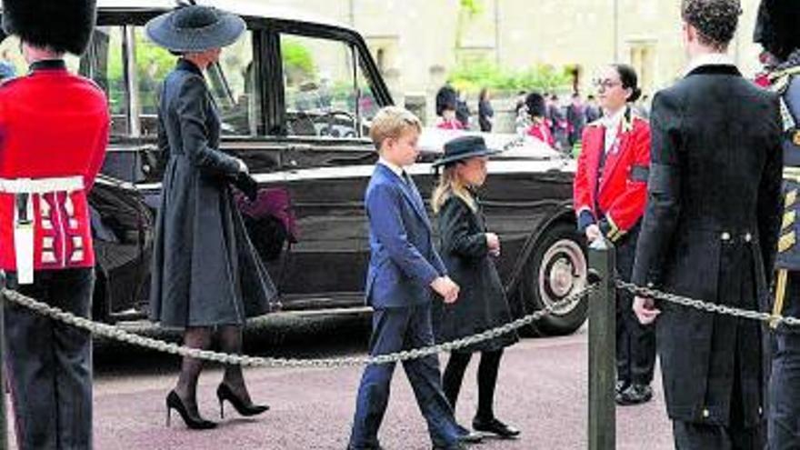 George y Charlotte, entrando en el funeral de Isabel II.  | // L. O.