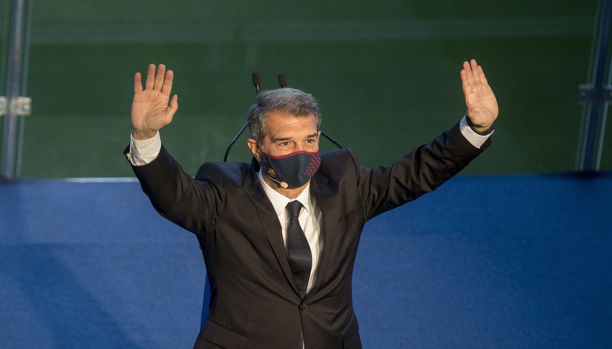 Laporta saluda en la tribuna del Camp Nou tras ser elegido presidente del Barça.