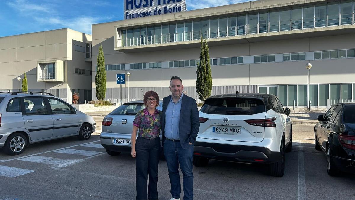 Rafael Simó y Romina del Rey, ante el hospital Francesc de Borja de Gandia.