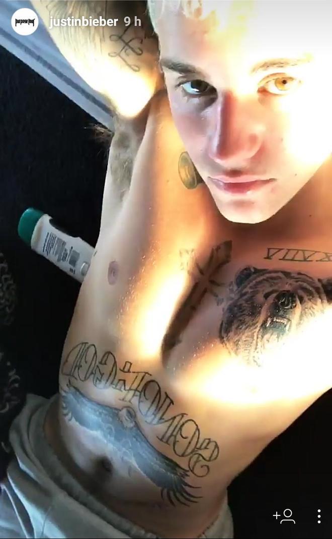 Justin Bieber luce sus nuevos tatuajes