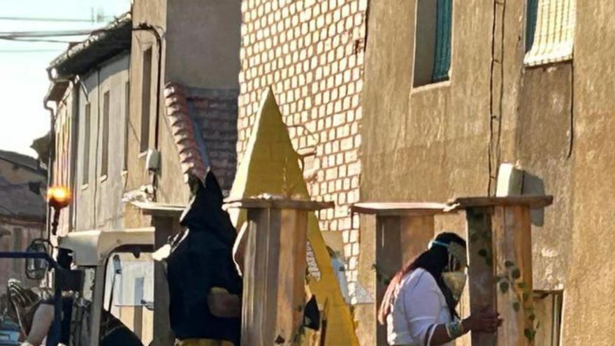 Los disfraces y las carrozas inundan Arrabalde