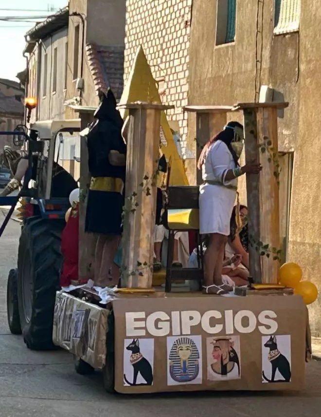 Los disfraces y las carrozas inundan Arrabalde