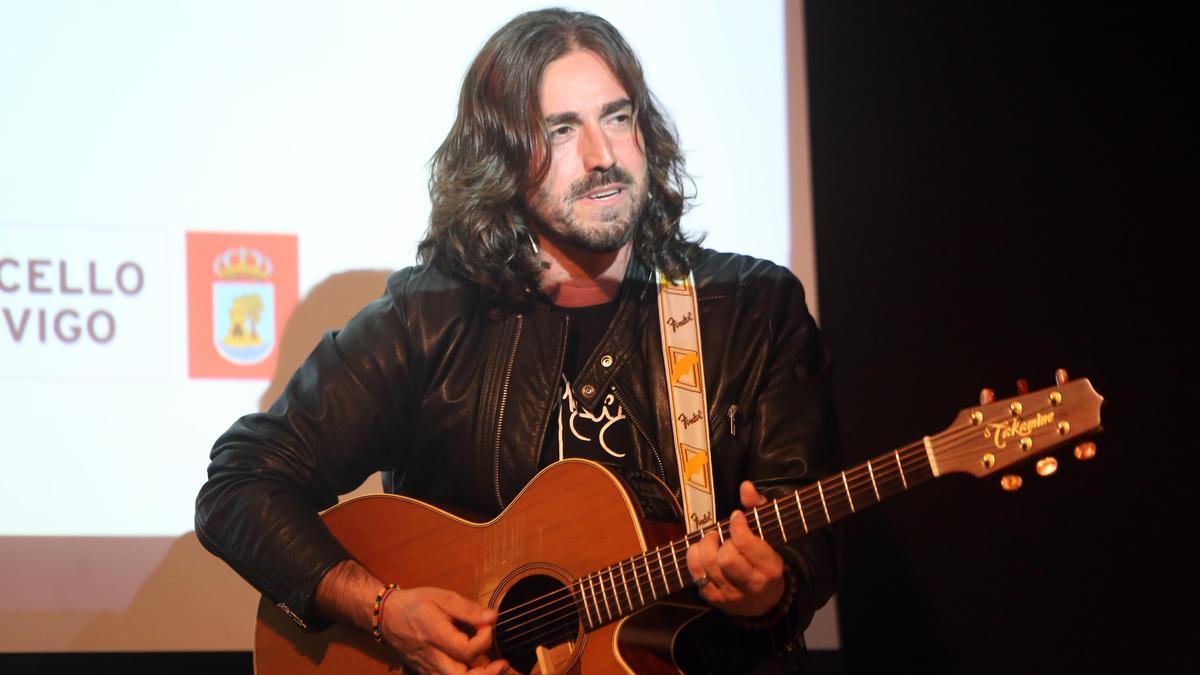 El cantante Andrés Suárez, durante una intervención en el Club Faro. / Marta G. Brea