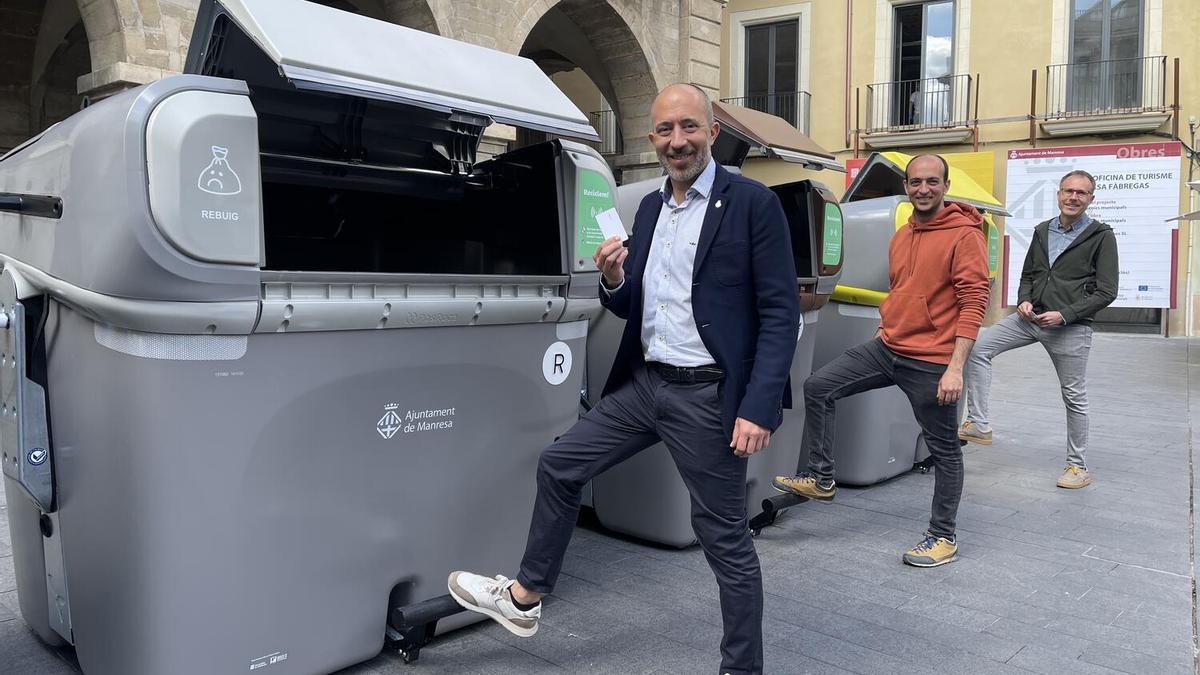 L'alcalde Marc Aloy i el regidor Pol Huguet en la presentació dels nous contenidors