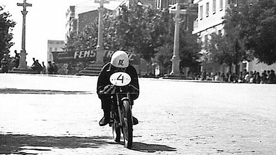 Ángel Nieto a bordo de su motocicleta por Tres Cruces.