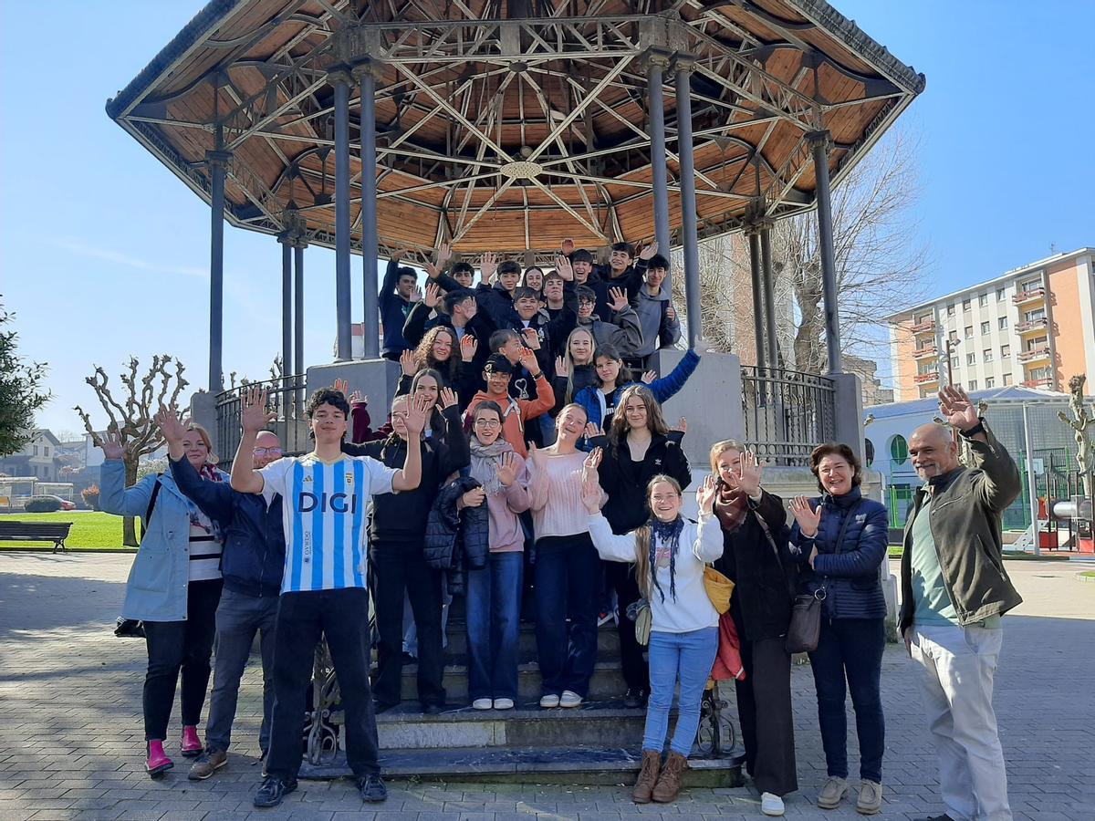 Alumnos y profesores polesos y alemanes, en el quiosco de la música de la Pola