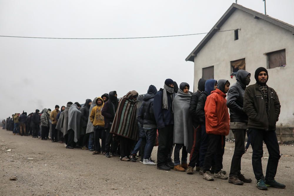 Emigrantes hacen cola para recibir comida gratis en Belgrado, Serbia.