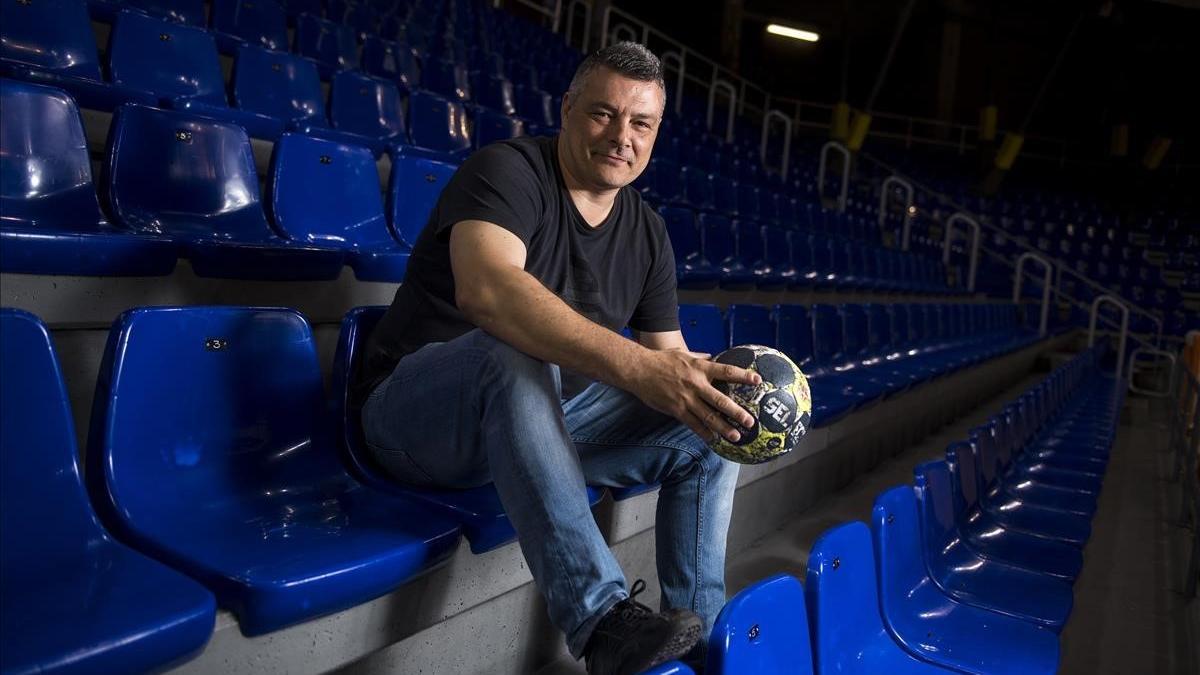 Xavi Pascual, con un balón en las manos, en la grada del Palau