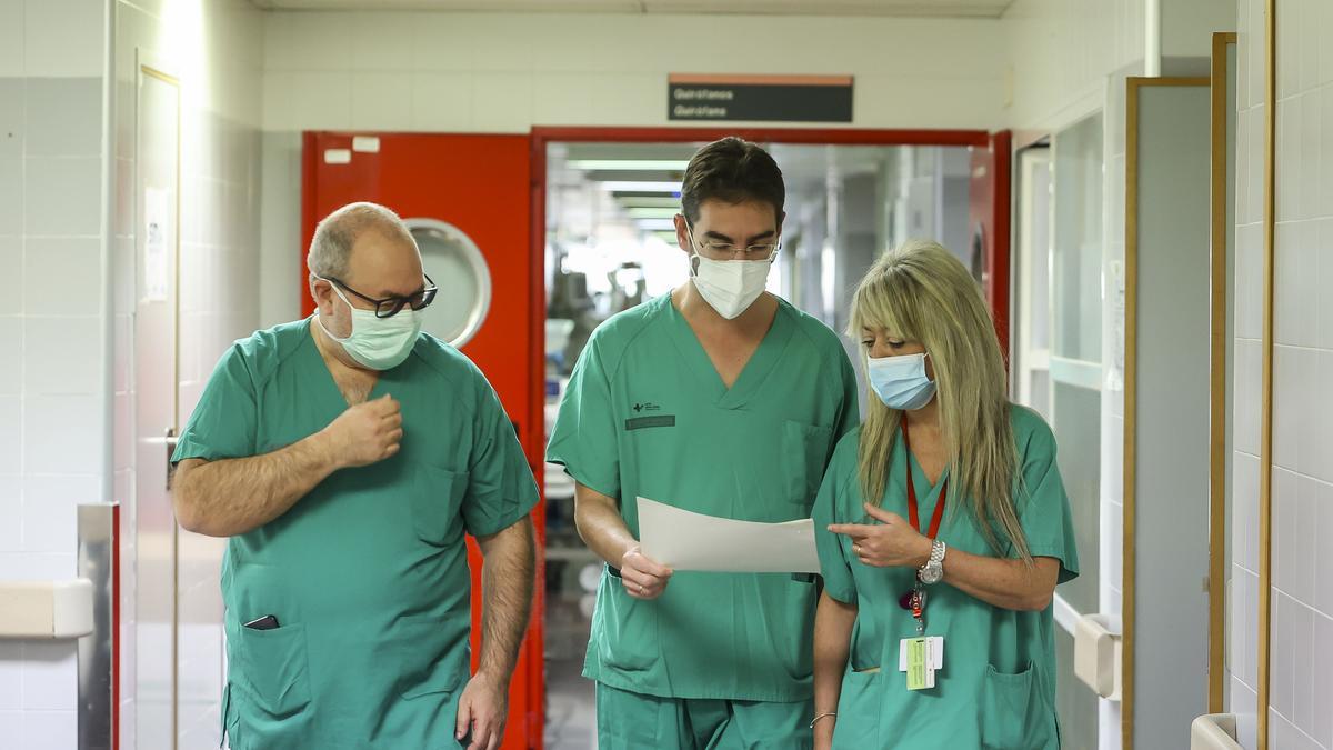 El equipo que realiza las intervenciones por laparoscopia en el hospital