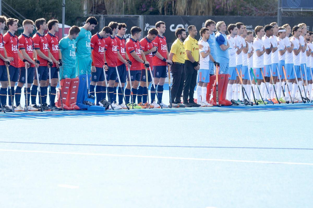 Las selecciones de España y Países Bajos, antes del partido que les midió en Beteró.