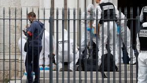 Un forense investiga la escena del crimen en la catedral de la ciudad francesa de Niza.