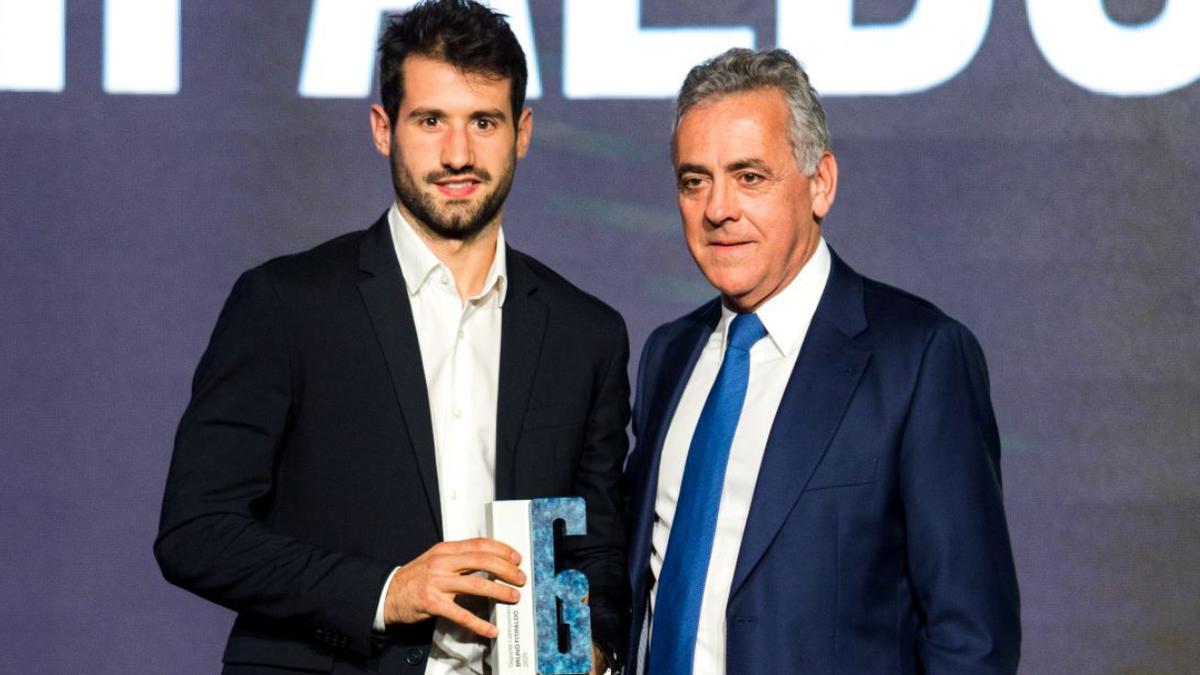 Bruno Fitipaldo, base de La Laguna Tenerife e internacional uruguayo y Juan José Hernández Rubio, presidente de Hospiten