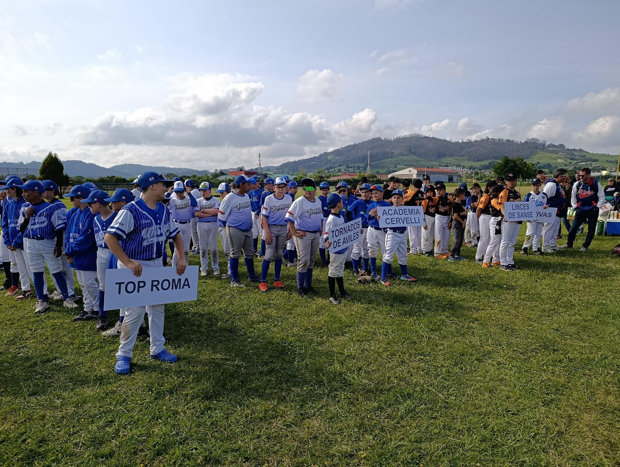 El campeonato Europeo de la Pony League de Béisbol batea en Llanera