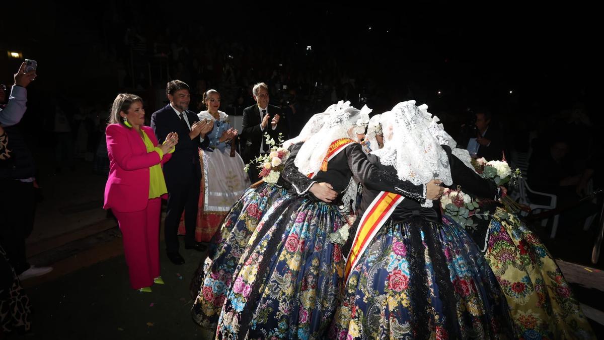 La Bellea del Foc, Marina Niceto, y sus Damas de Honor se despiden.