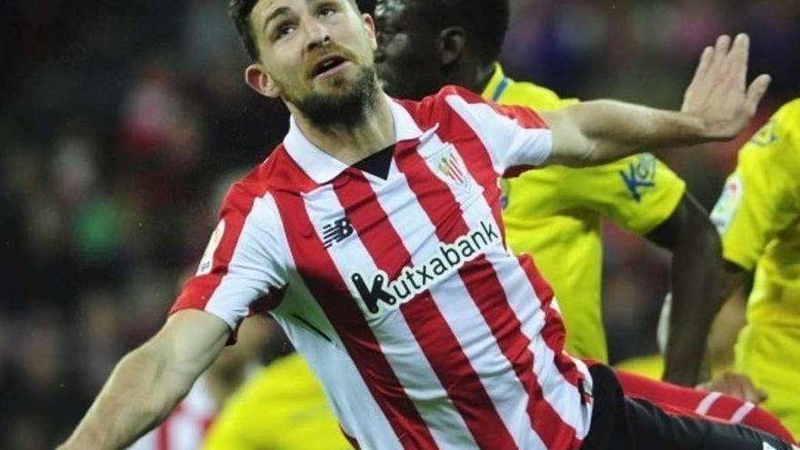 Yeray, en uno de los momentos del duelo que enfrentó ayer al Athletic y al Las Palmas en San Mamés.