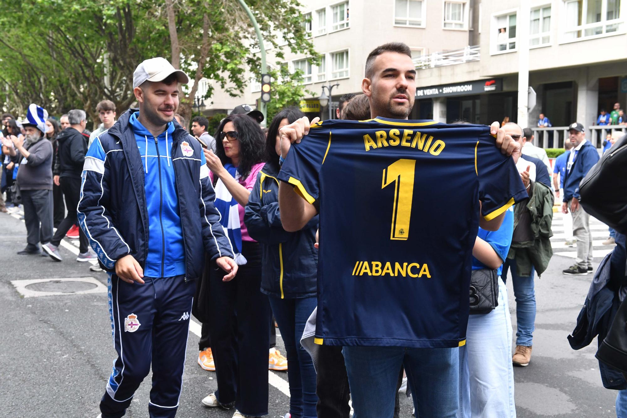 El deportivismo en masa da su último adiós a Arsenio Iglesias en Riazor