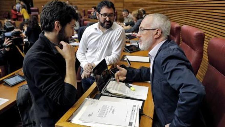 El número uno de Podemos, Antonio Estañ, junto a David Torres y Antonio Montiel ayer en las Cortes.