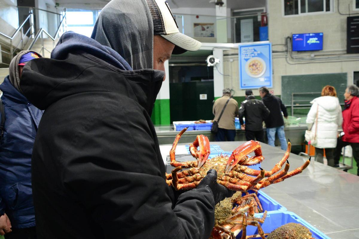 Venta de centolla en la lonja de Bueu durante las fechas navideñas.
