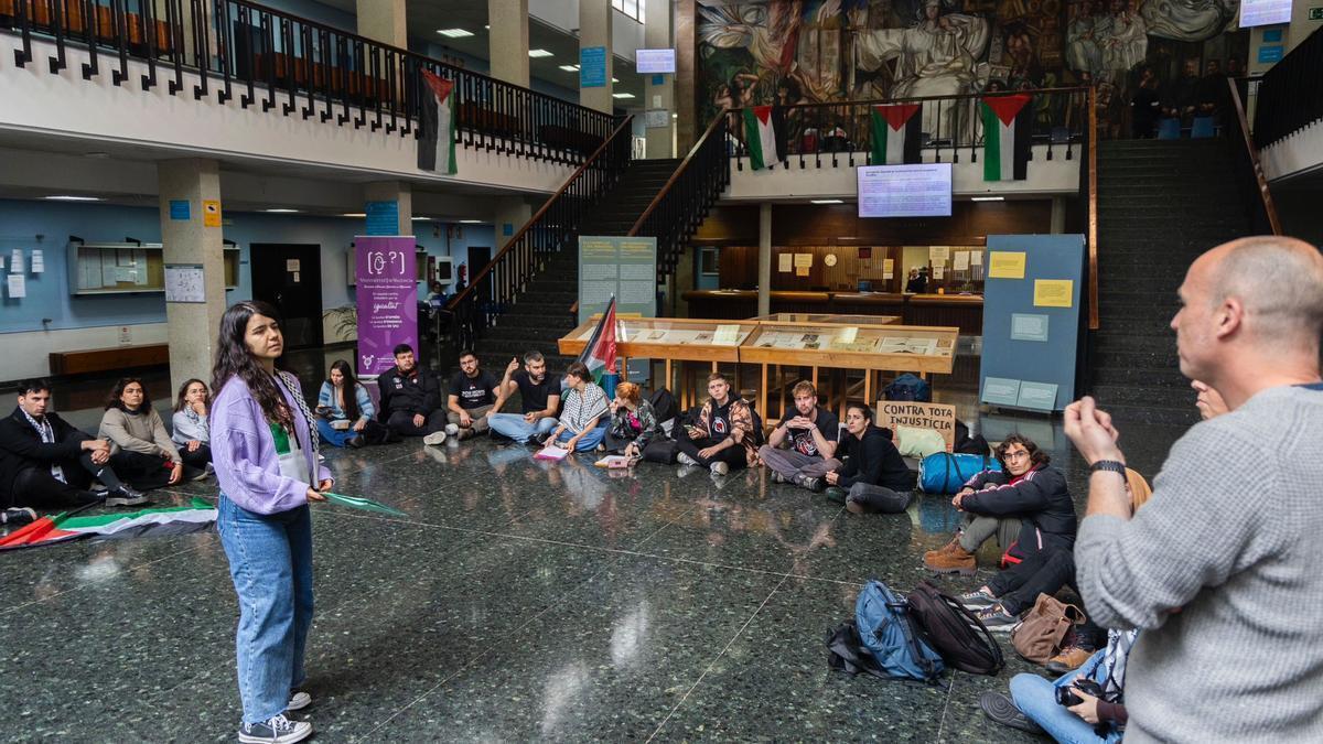 Estudiantes y profesores acampan en la facultad de Filosofía por la guerra en Gaza.