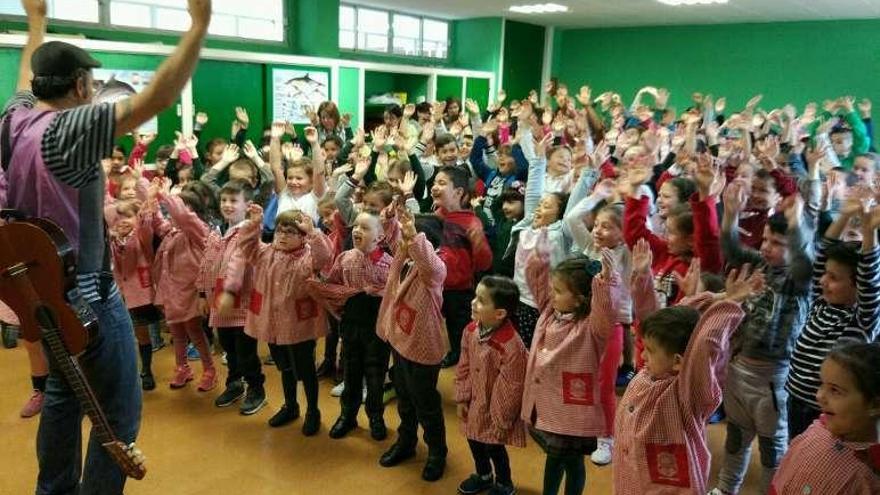 El cuentacuentos en el colegio de Rubiáns. // Faro