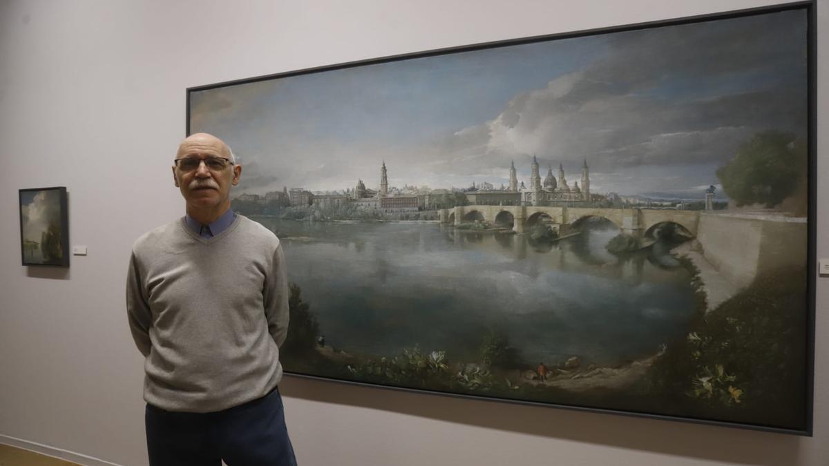 Hermógenes Pardos posa junto a su obra 'Vista de Zaragoza', realizada en 2023.